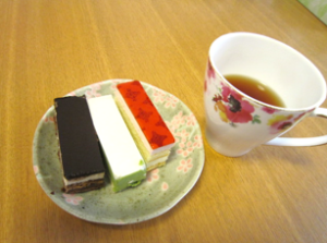 『どのケーキにしようかなぁ～(*´▽｀*)』　