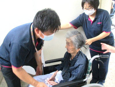 　『うわぁ～大変！！みんな気をつけて落ち着いて避難！！』　