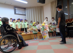 敬老の日”うれしい慰問”