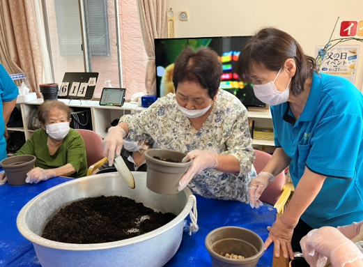 土に触れて笑顔に♪苗植えイベント🌸